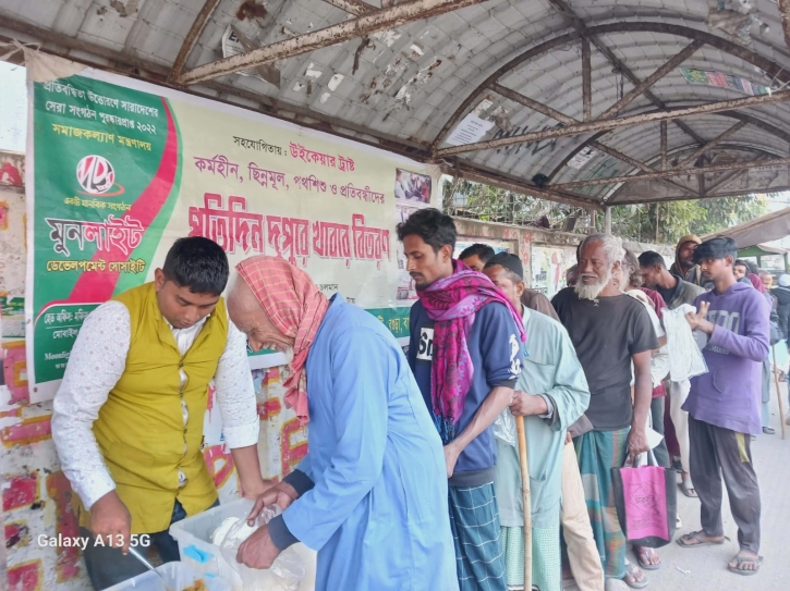 অনাহারী মানুষের মুখে প্রতিদিন দুপুরে বিনামূল্যে খাবার তুলে দিচ্ছে